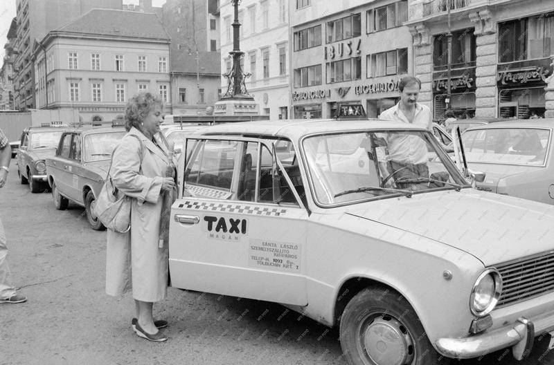Az első magántaxisok egyike az MTI felvételén.