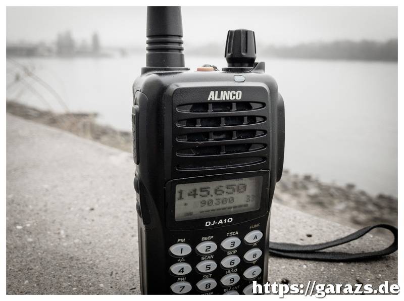 Alinco DJ-A10 a Duna Aréna melletti sétányon.