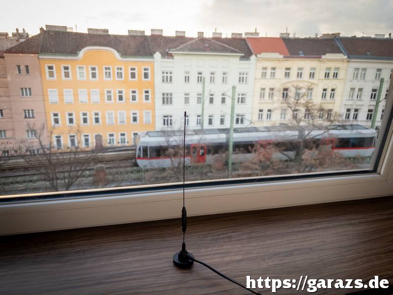 Goobay DAB antenna egy bécsi hotel ablakában
